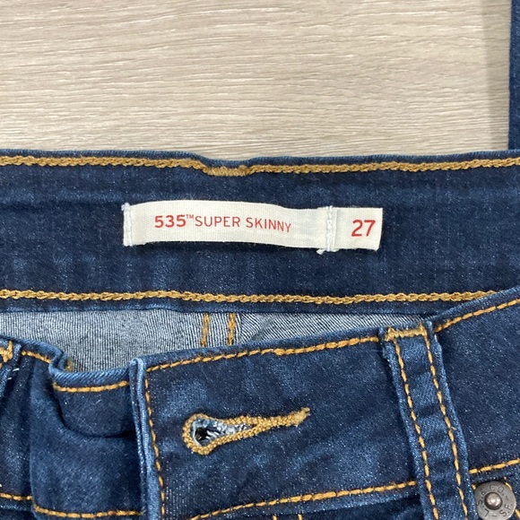 Like New! Levis Dark Blue Women's Jeans - Picture 4 of 5